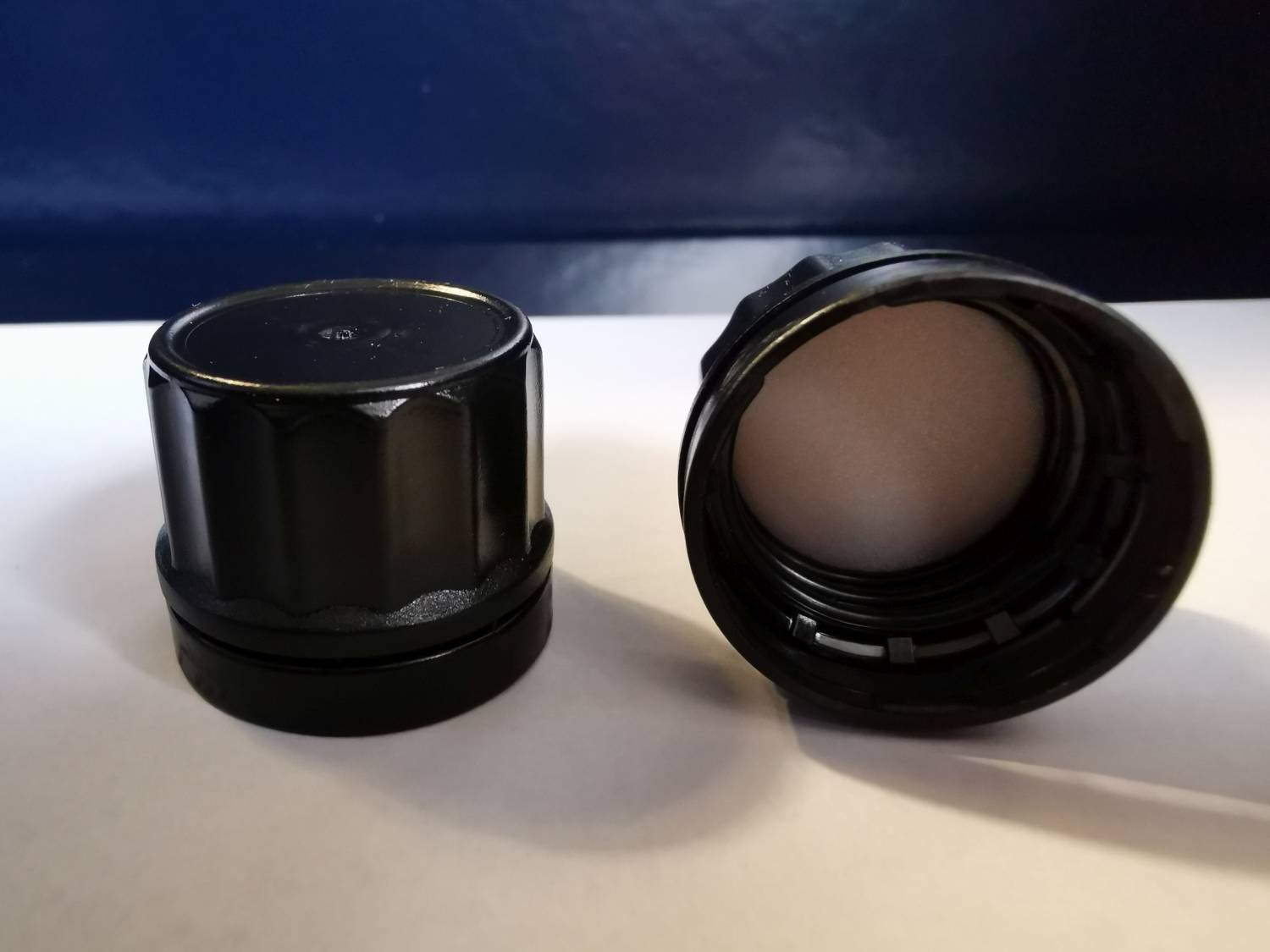 DIN 22 fekete garanciazáras önzáras kupak